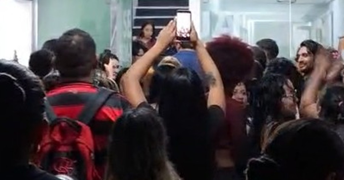 Alunos impedidos de entrar na Esbam por atraso de mensalidade fazem protesto: “Esbam, vai tomar no c%”