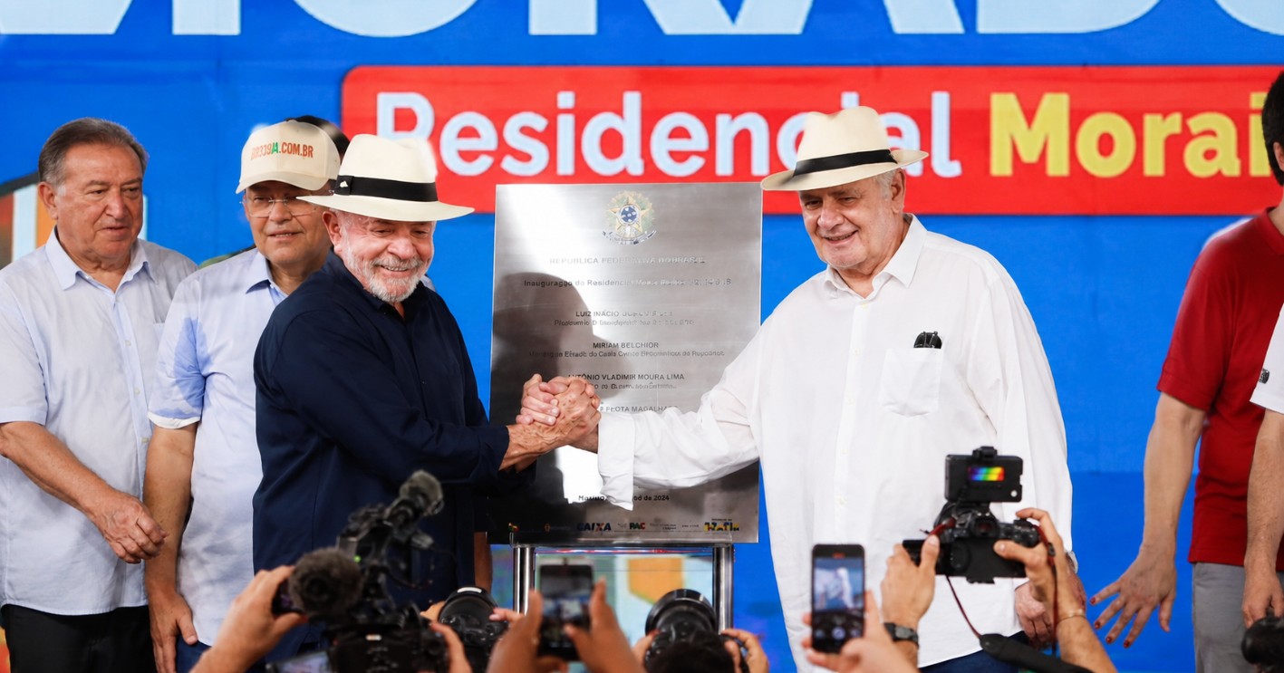 Vice-governador Serafim Corrêa acompanha entrega de moradias durante visita do presidente Lula a Manaus