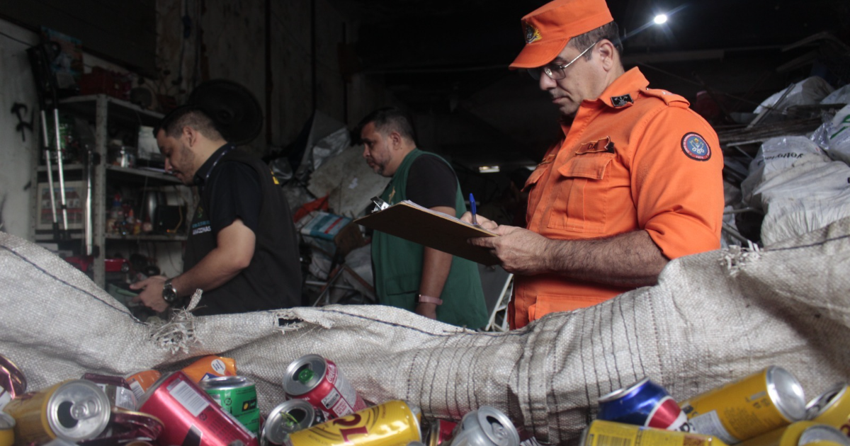 Forças de segurança fiscalizam estabelecimentos de sucatas na zona sul de Manaus