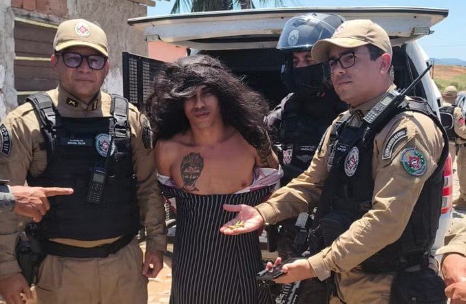 Vestido de mulher, homem é preso na Paraíba e afirma ter matado 80 pessoas